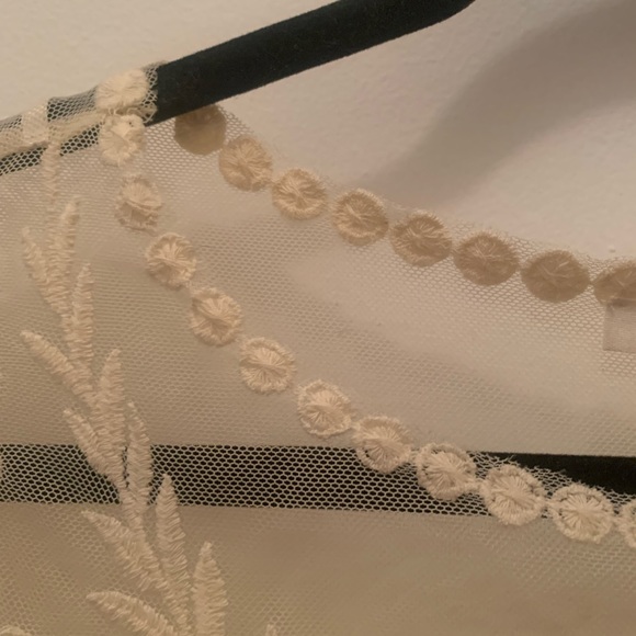 White lace long sleeved top - Picture 4 of 4